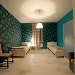 Yha Levitt Smart Sofia